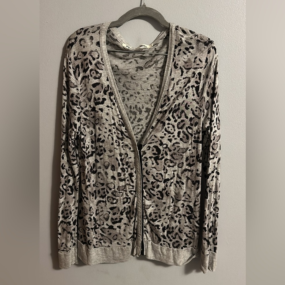 Lightweight Leopaed print sweater - women’s large